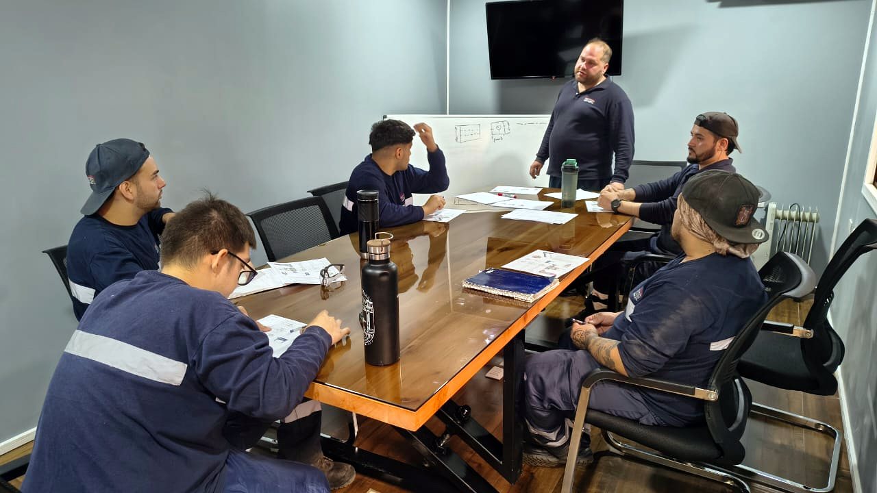 Capacitación interna del equipo de Maestranza Precisión