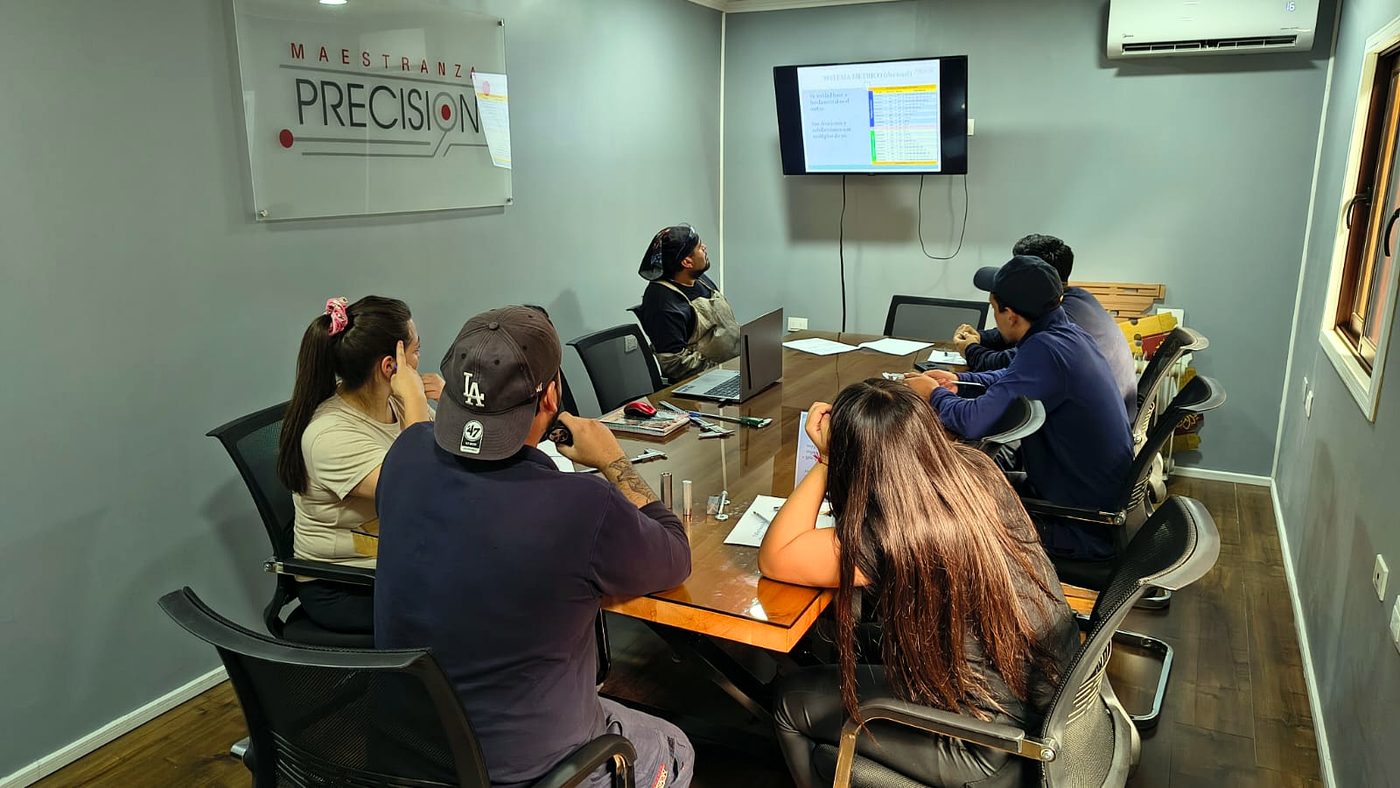 Capacitación del personal en sala de formación