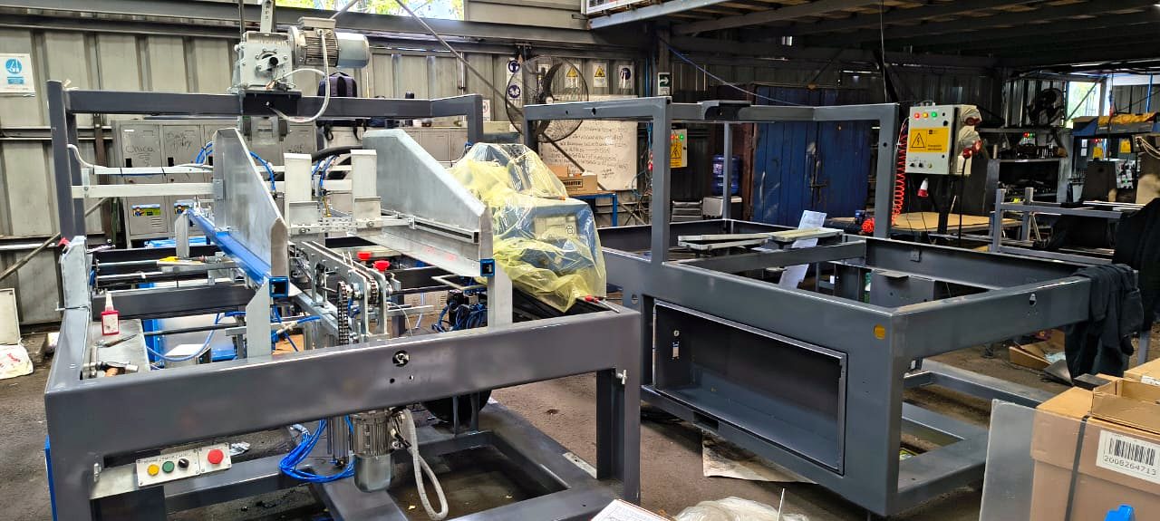 Máquinas en fabricación: chasis y estructura