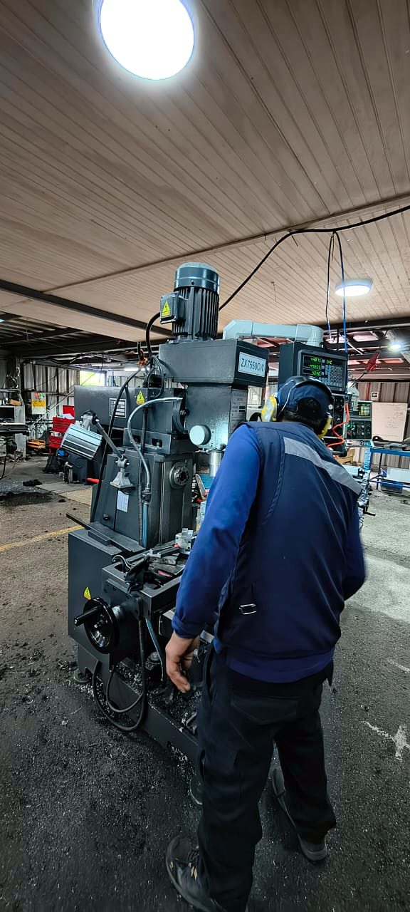 Operario trabajando en máquina